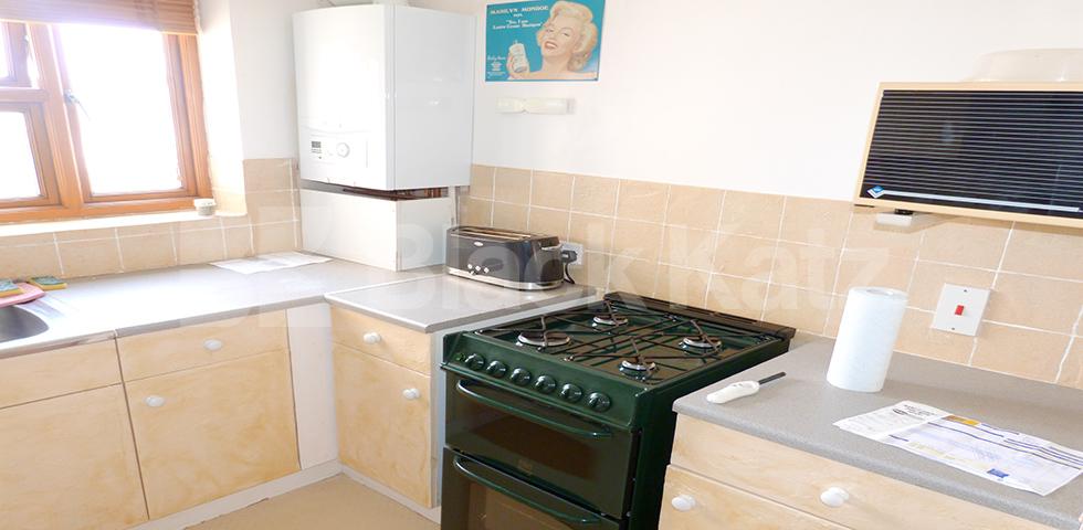 			UNDER OFFER , 1 Bedroom, 1 bath, 1 reception Flat			 Gainsborough Court, Lime Grove, Shepherds Bush